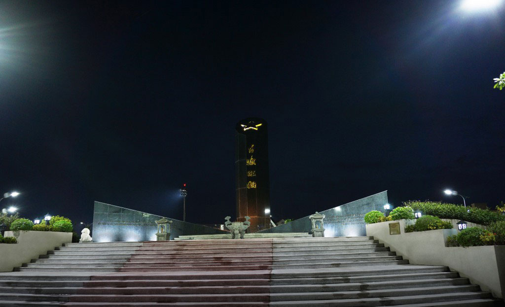Đài tưởng niệm các anh hùng liệt sĩ tỉnh Bạc Liêu