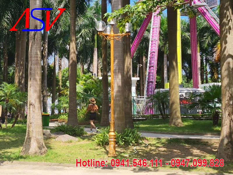 Cột đèn trang trí công viên đế Ý, thân hoa văn cây trúc sử dụng tại Thiên đường Bảo Sơn