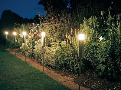 Cách lựa chọn đèn sân vườn đẹp cho các khóm hoa, bụi cây
